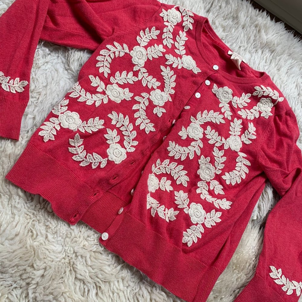 ☆ Pink sweater with white/cream floral
